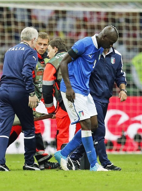 Balotelli sớm rời sân, hi vọng anh kịp bình phục trước trận chung kết gặp Tây Ban Nha.